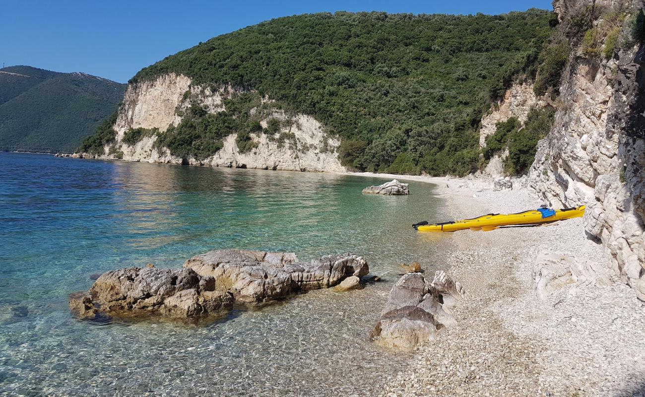 Foto de Playa de Lakka con guijarro fino claro superficie