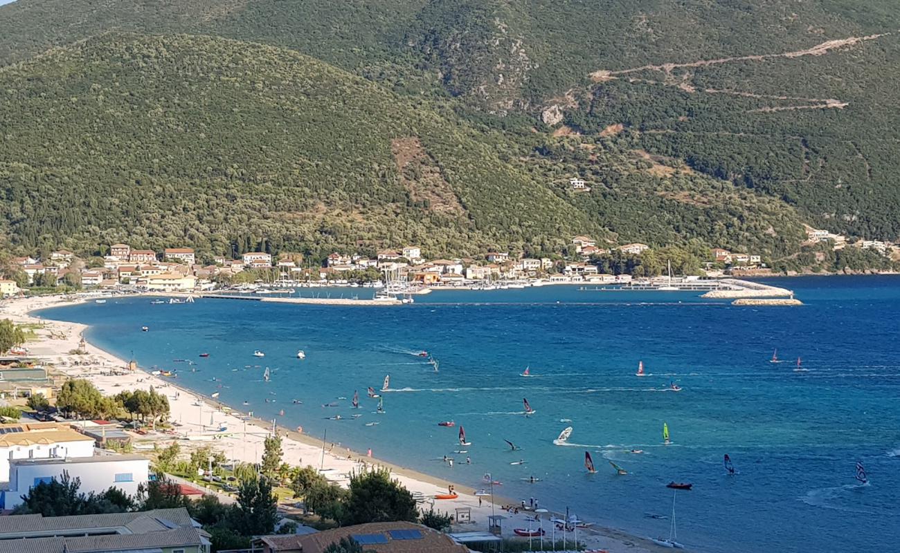 Foto de Playa Vasiliki con guijarro fino claro superficie