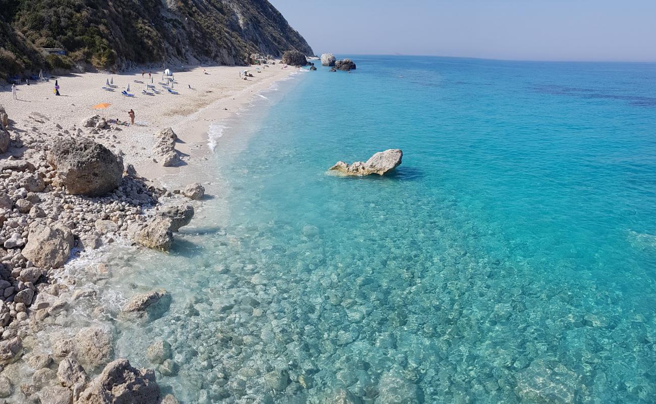 Foto de Megali Petra beach con guijarro fino claro superficie