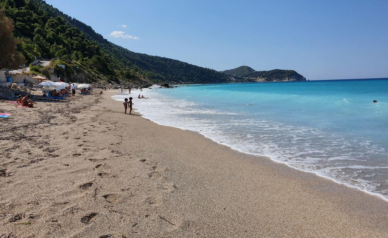 Foto de Pefkoulia Beach con arena brillante superficie