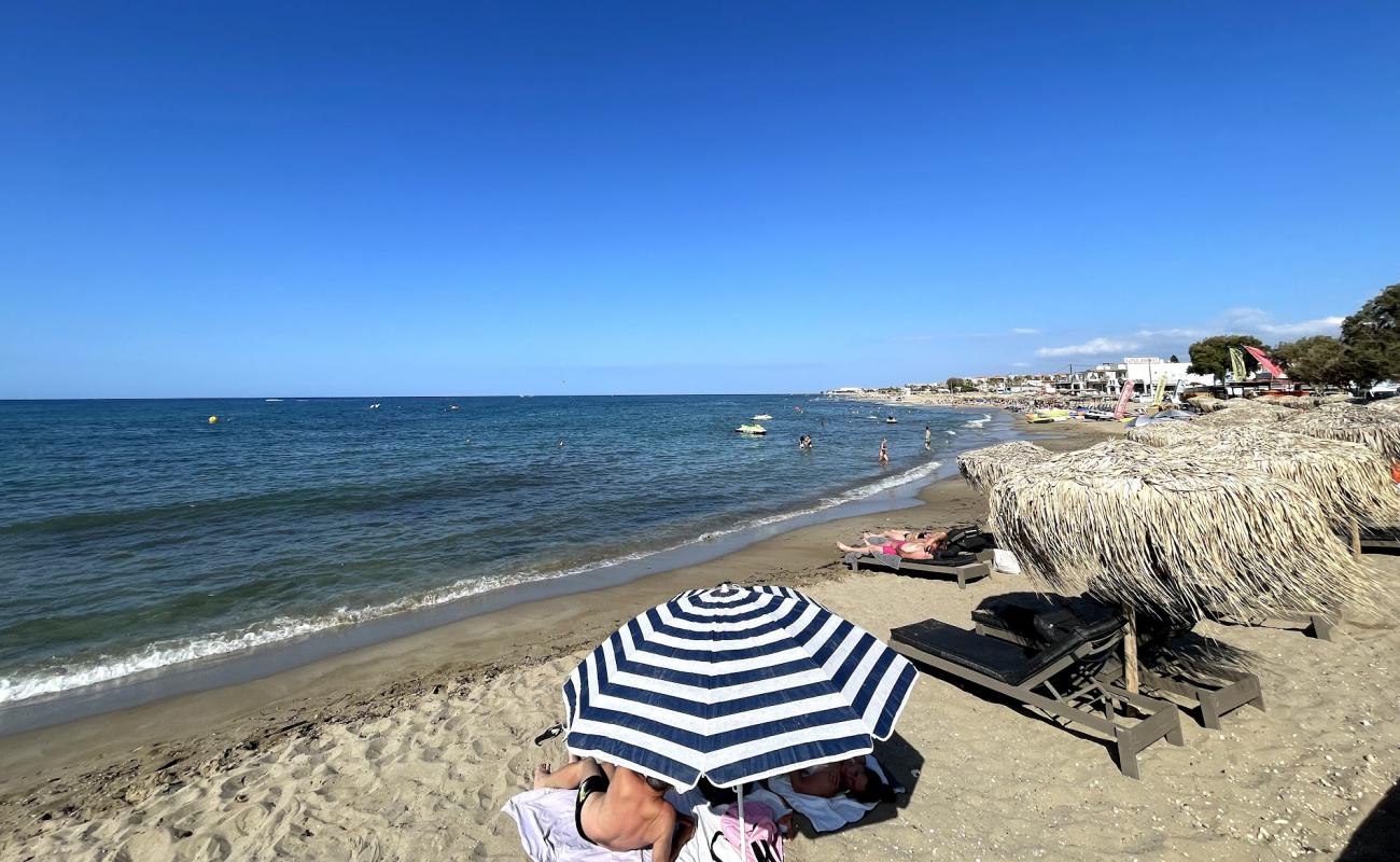 Foto de Playa de Analipsi con arena brillante superficie