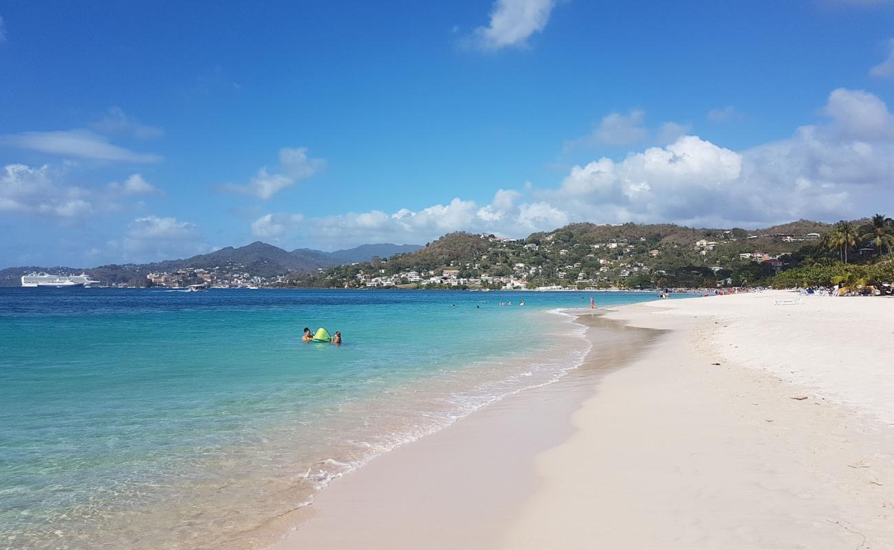 Foto de Grand Anse beach con brillante arena fina superficie