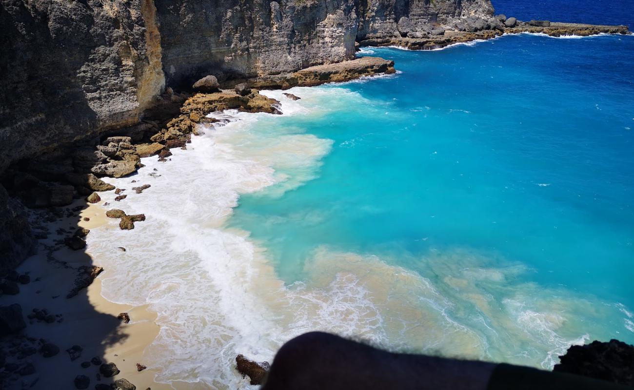 Foto de Anse a Tortue con arena brillante y rocas superficie