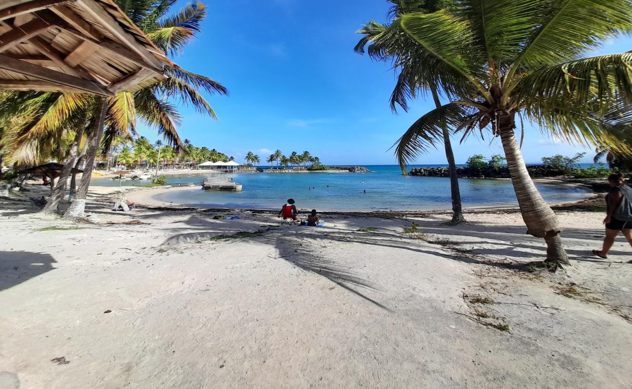 Foto de Plage de Bas du Fort con brillante arena fina superficie