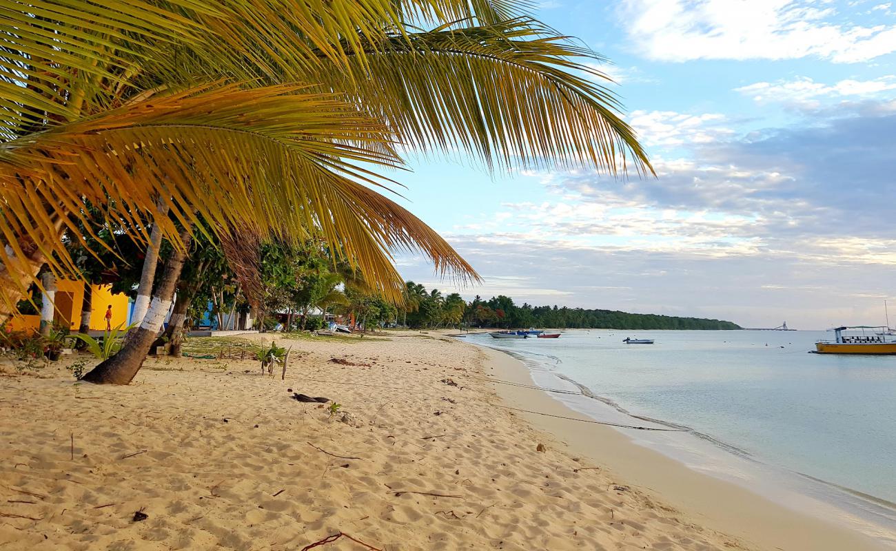 Foto de Saint-Louis Beach con arena brillante superficie