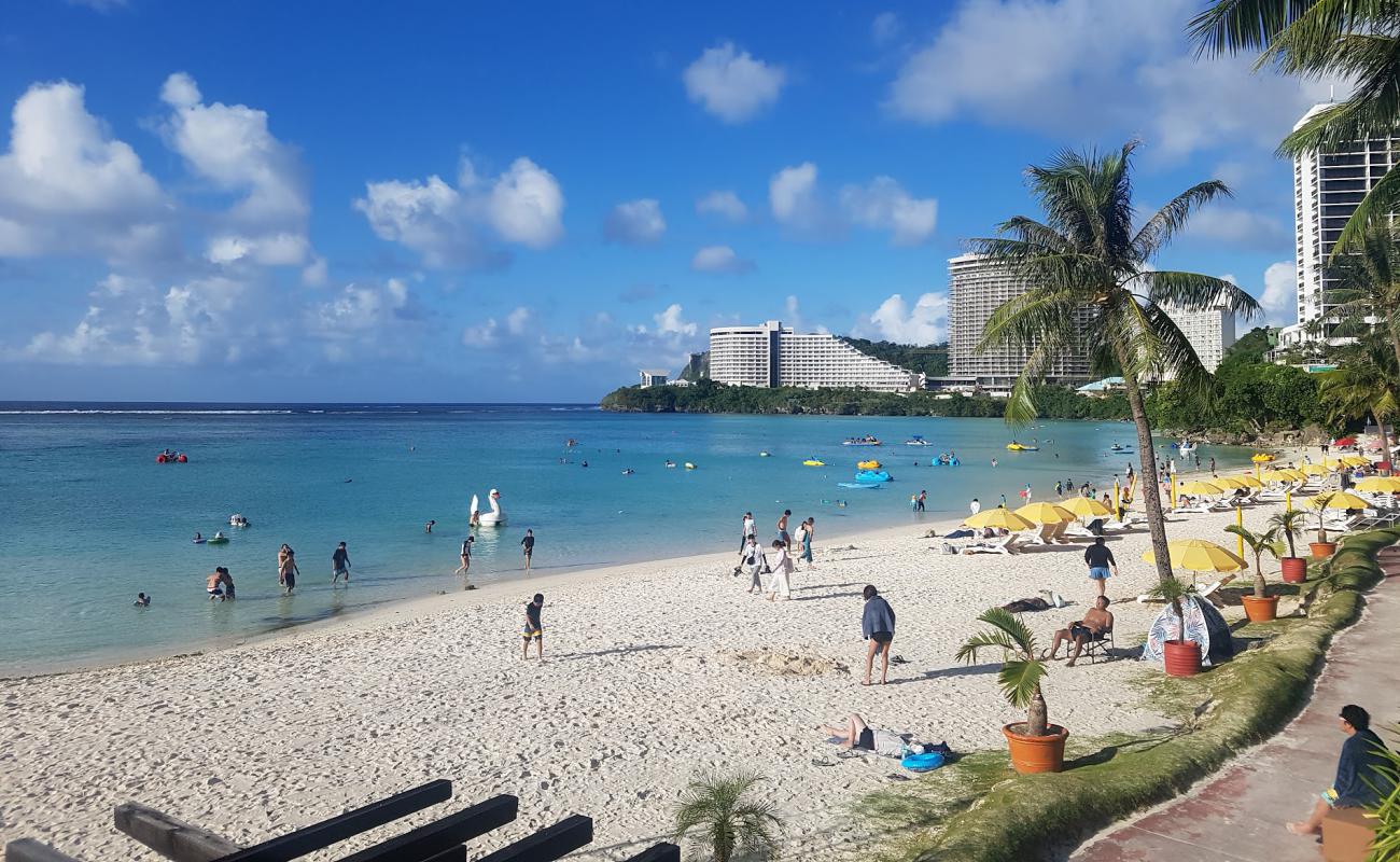 Foto de Playa de Tumon con arena fina blanca superficie