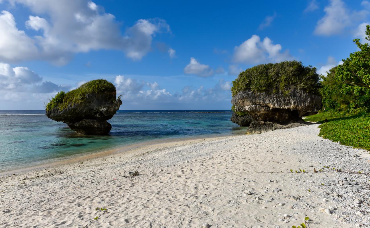 Foto de Mushroom Rock Beach con arena brillante y rocas superficie