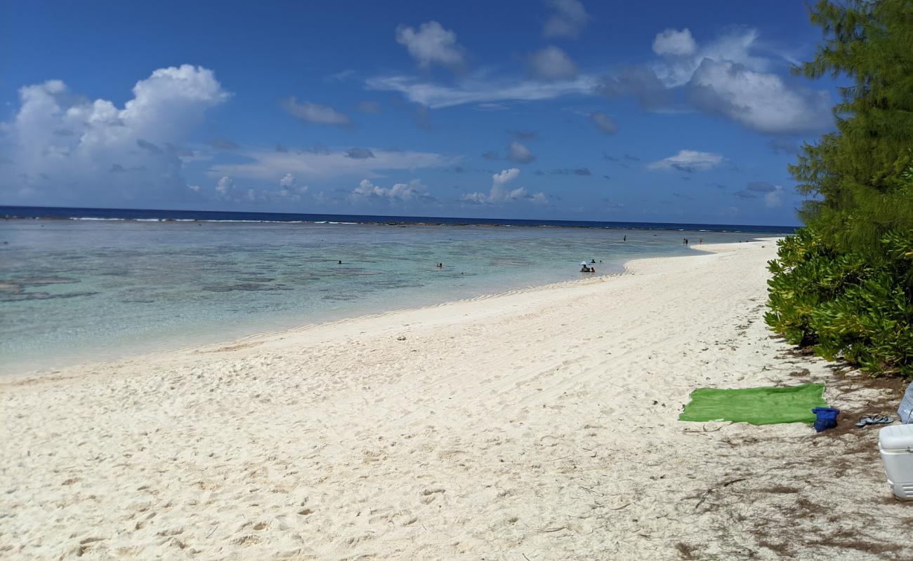 Foto de Ritidian Beach con arena brillante superficie