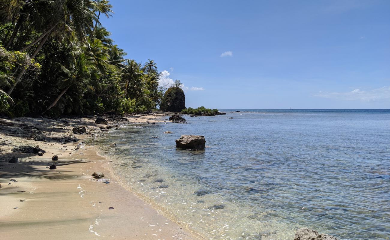 Foto de Sella Bay con arena gris y piedras superficie