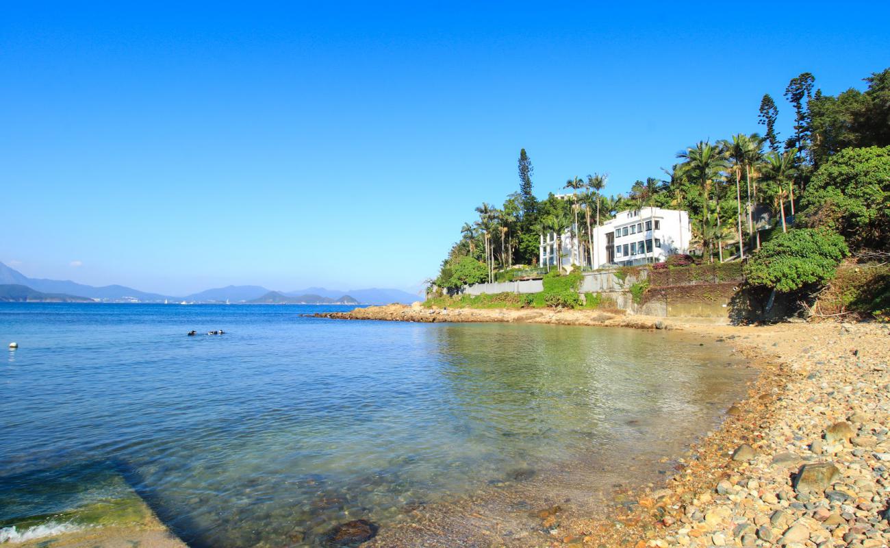 Foto de Little Palm Beach con arena brillante y rocas superficie