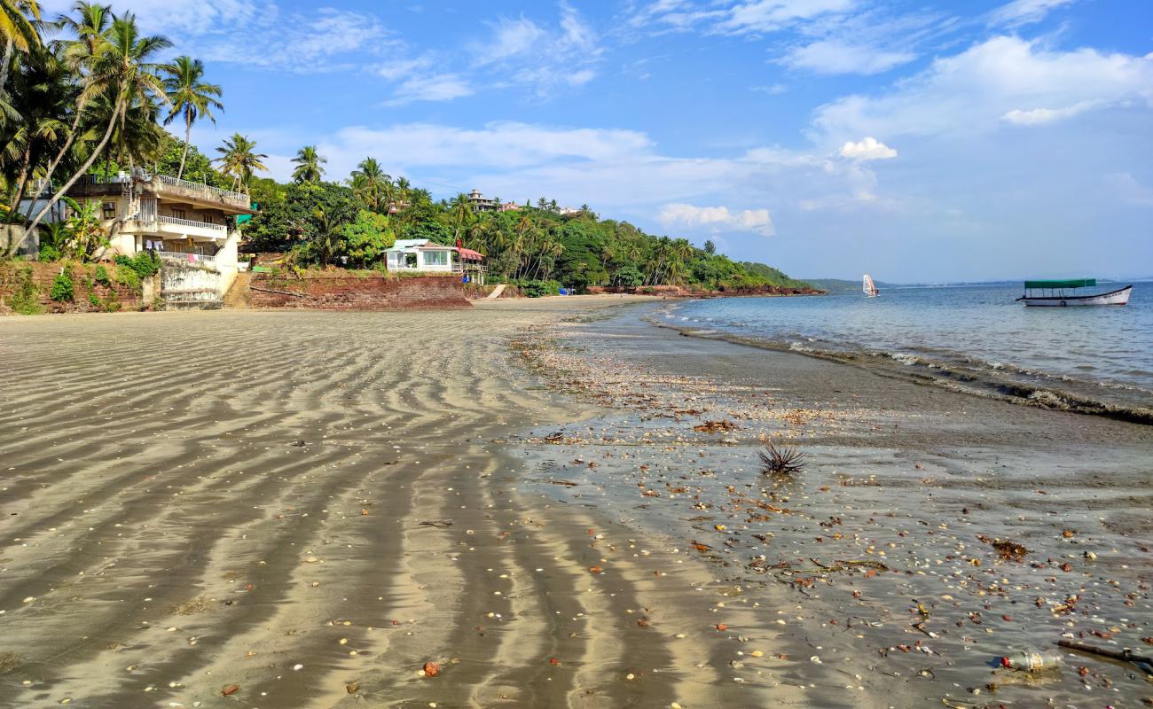 Foto de Dona Paula Beach con arena brillante superficie