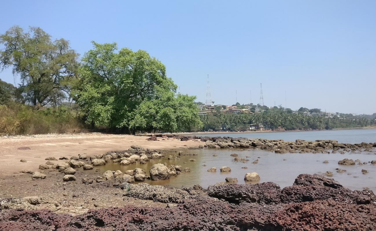 Foto de Cacra Beach con arena brillante superficie