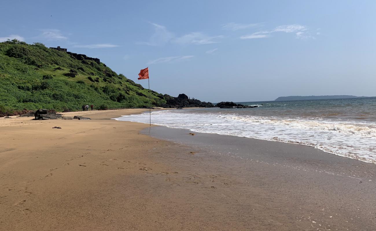 Foto de Grandmother's Hole Beach con brillante arena fina superficie