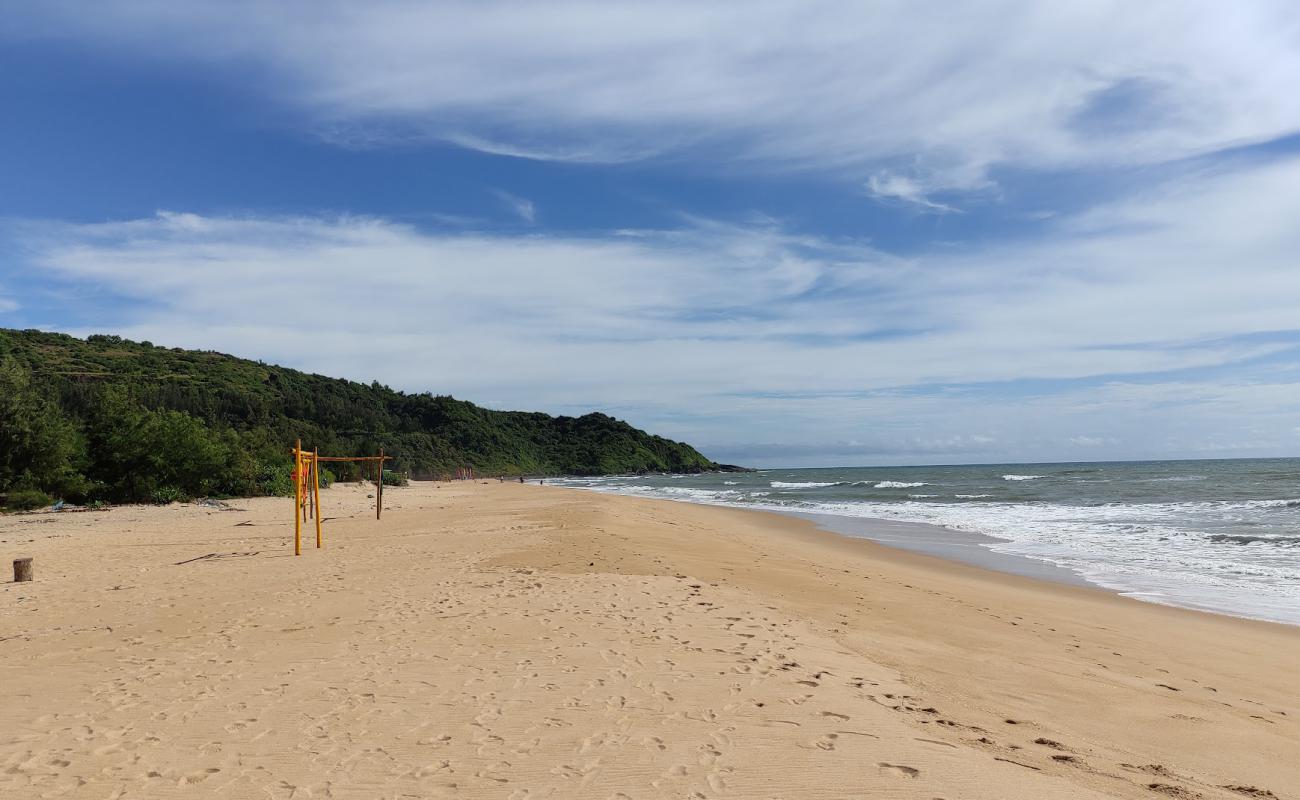 Foto de Apsarakonda Beach con arena brillante superficie