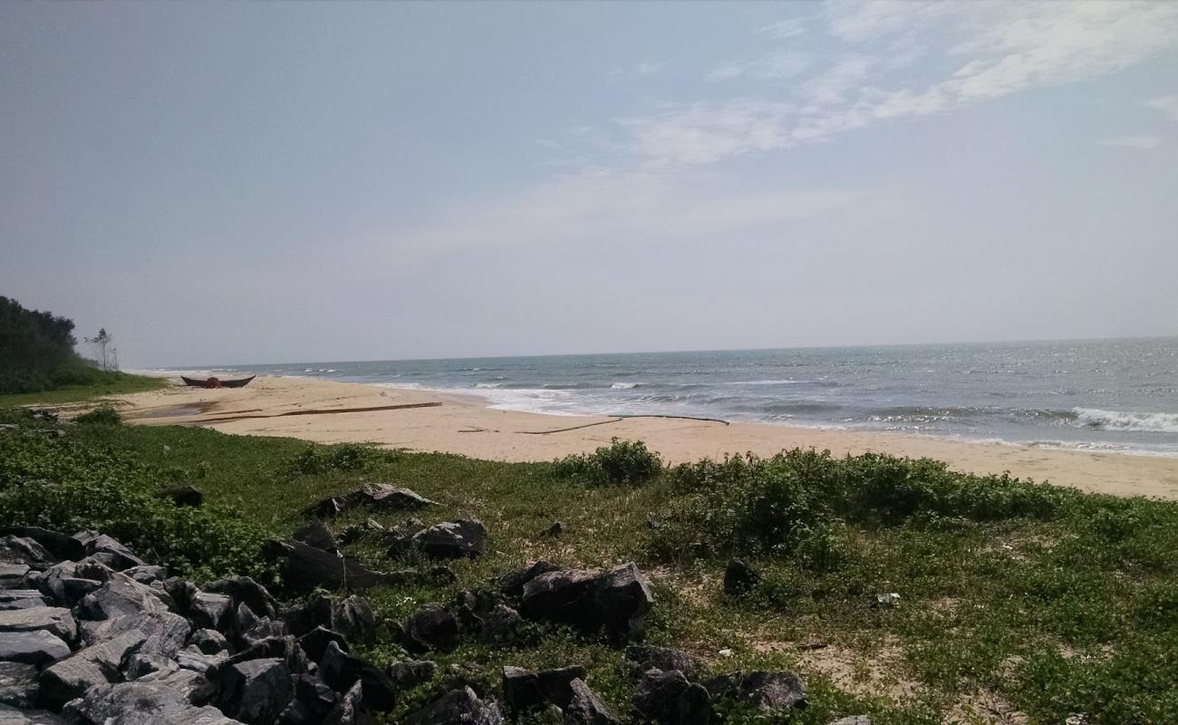 Foto de Koravadi Beach con arena brillante superficie