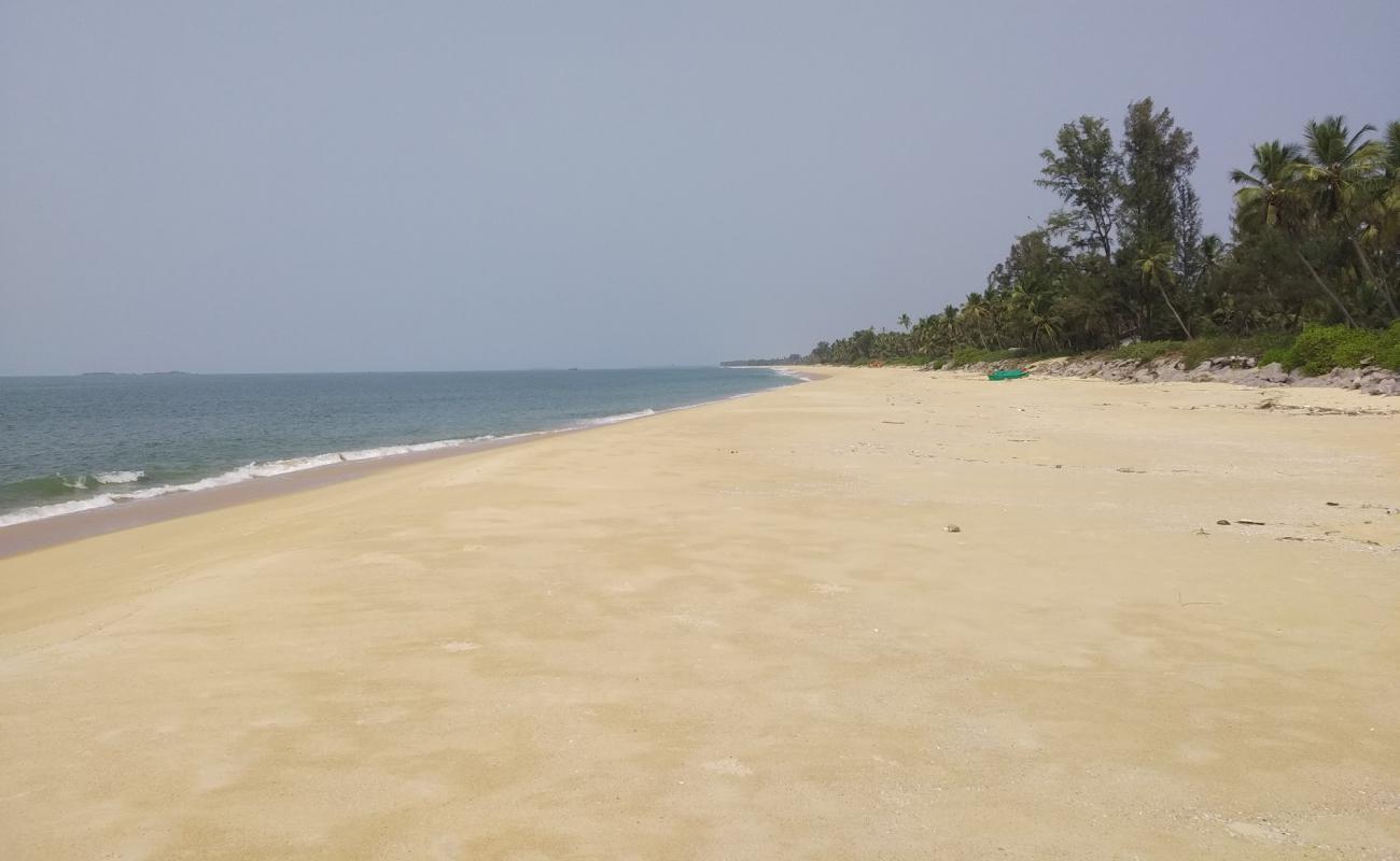 Foto de Bavaguthu Beach con arena brillante superficie