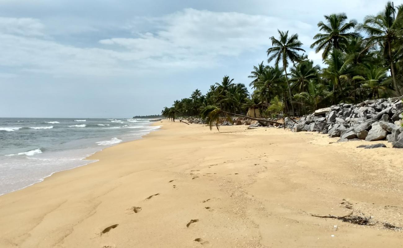 Foto de Uchila Beach con arena brillante superficie