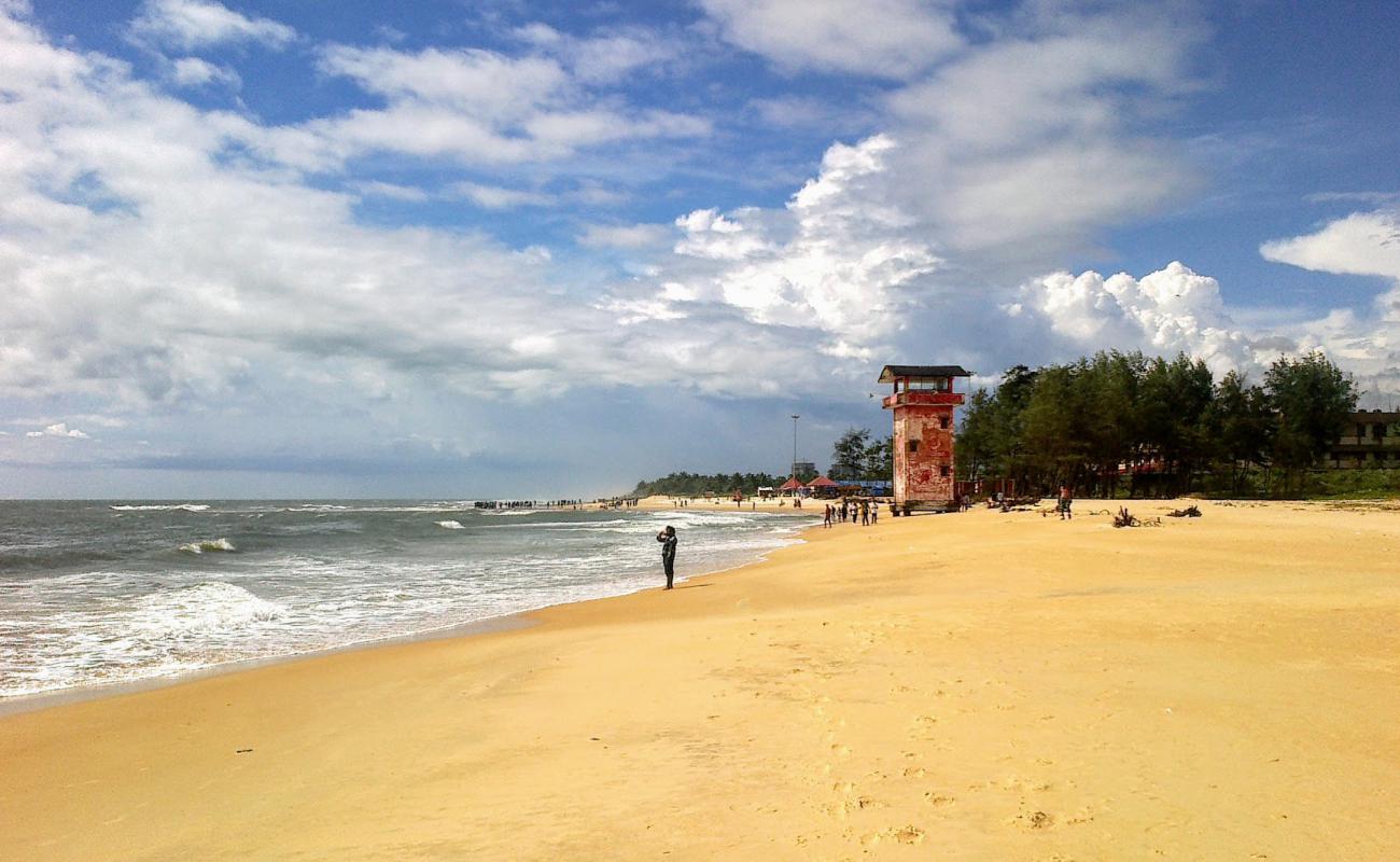 Foto de Panambur Beach con arena brillante superficie