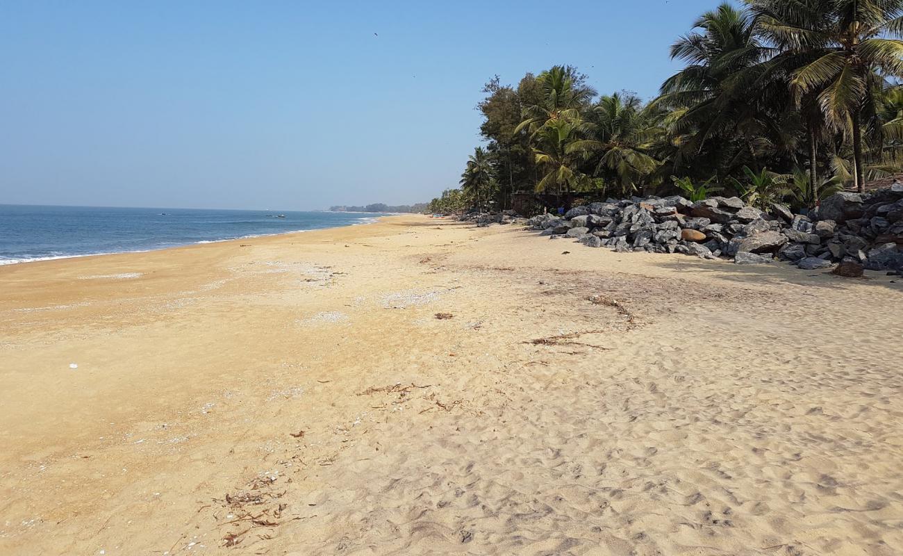 Foto de Batapady Beach con arena brillante superficie