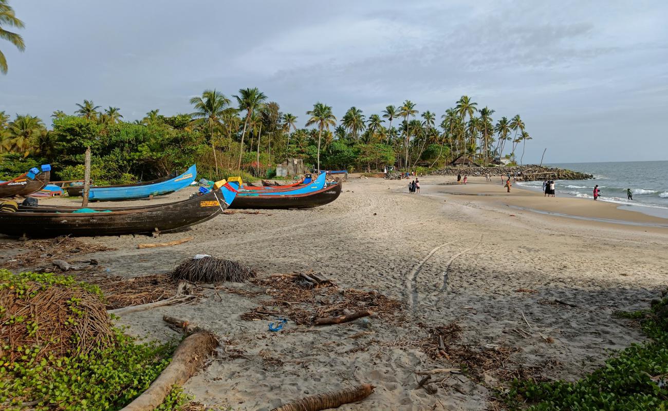 Foto de Thattukadavu Beach con arena brillante superficie