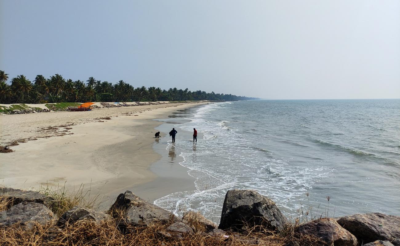 Foto de Chellanam Beach Kochi con arena brillante superficie