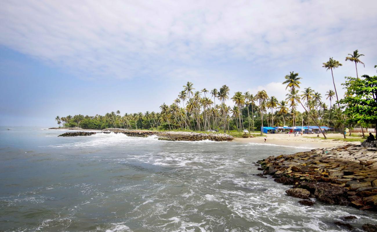 Foto de Thirumullavaram Beach con arena brillante superficie