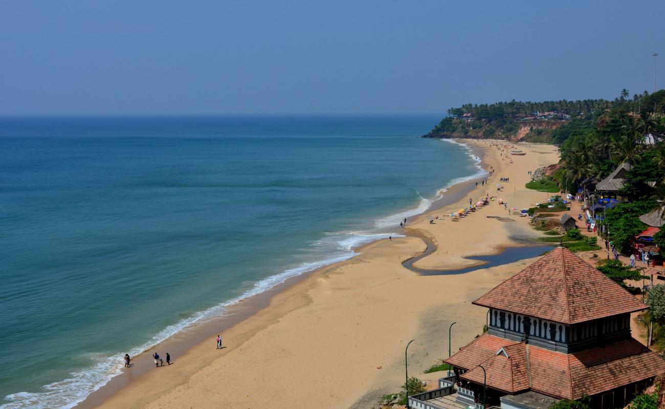 Foto de Varkala Beach con brillante arena fina superficie