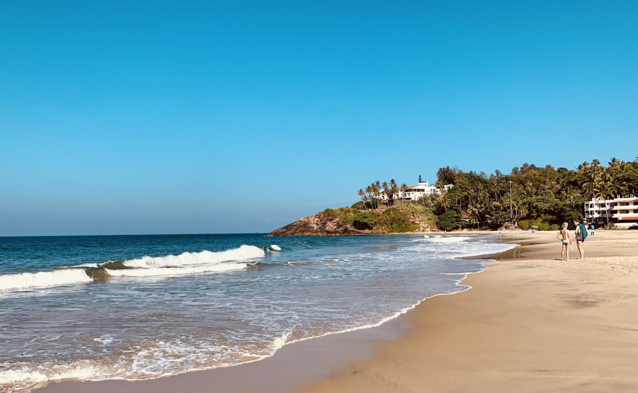 Foto de Kovalam Beach con arena brillante superficie