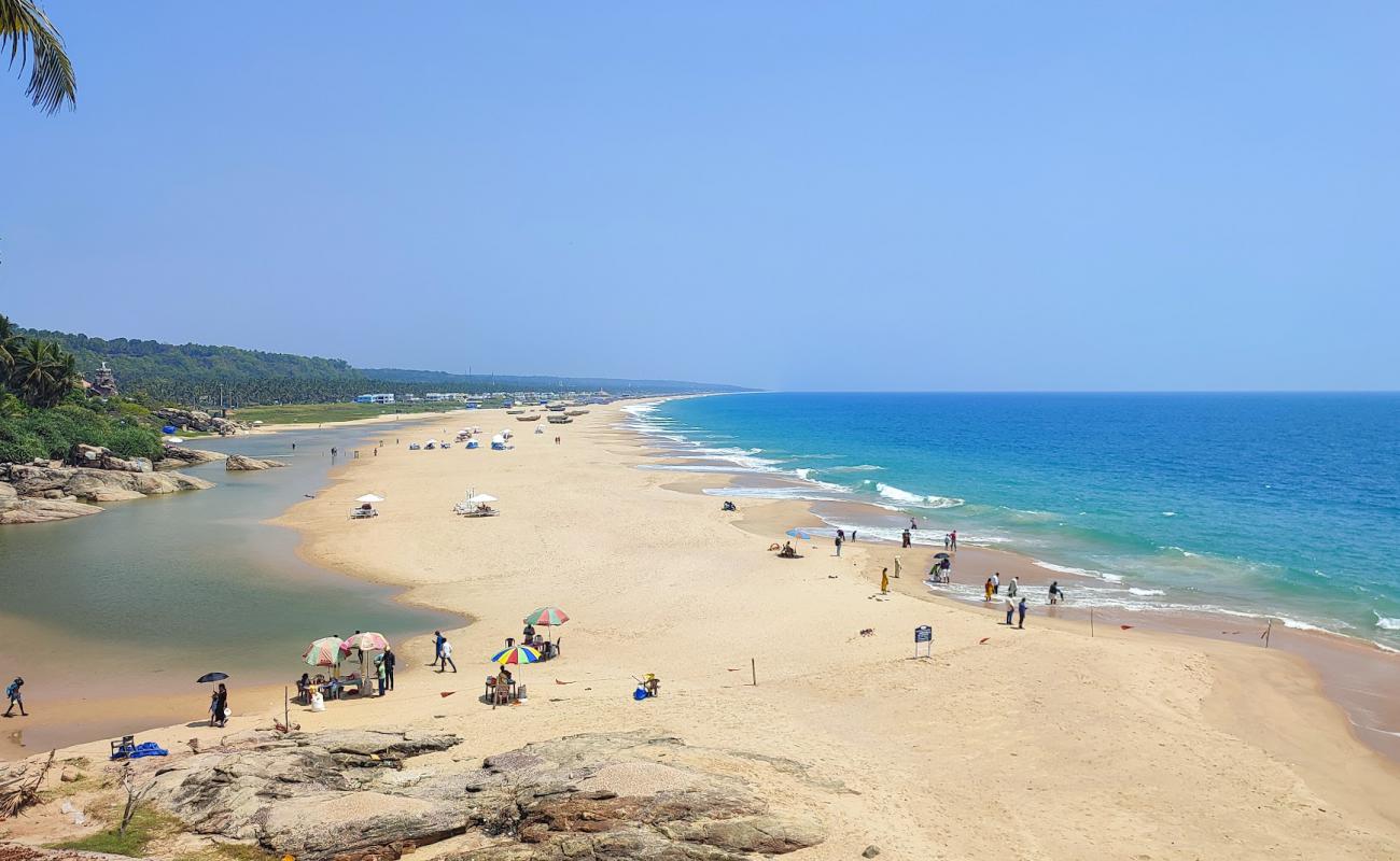 Foto de Adimalathura Beach con brillante arena fina superficie