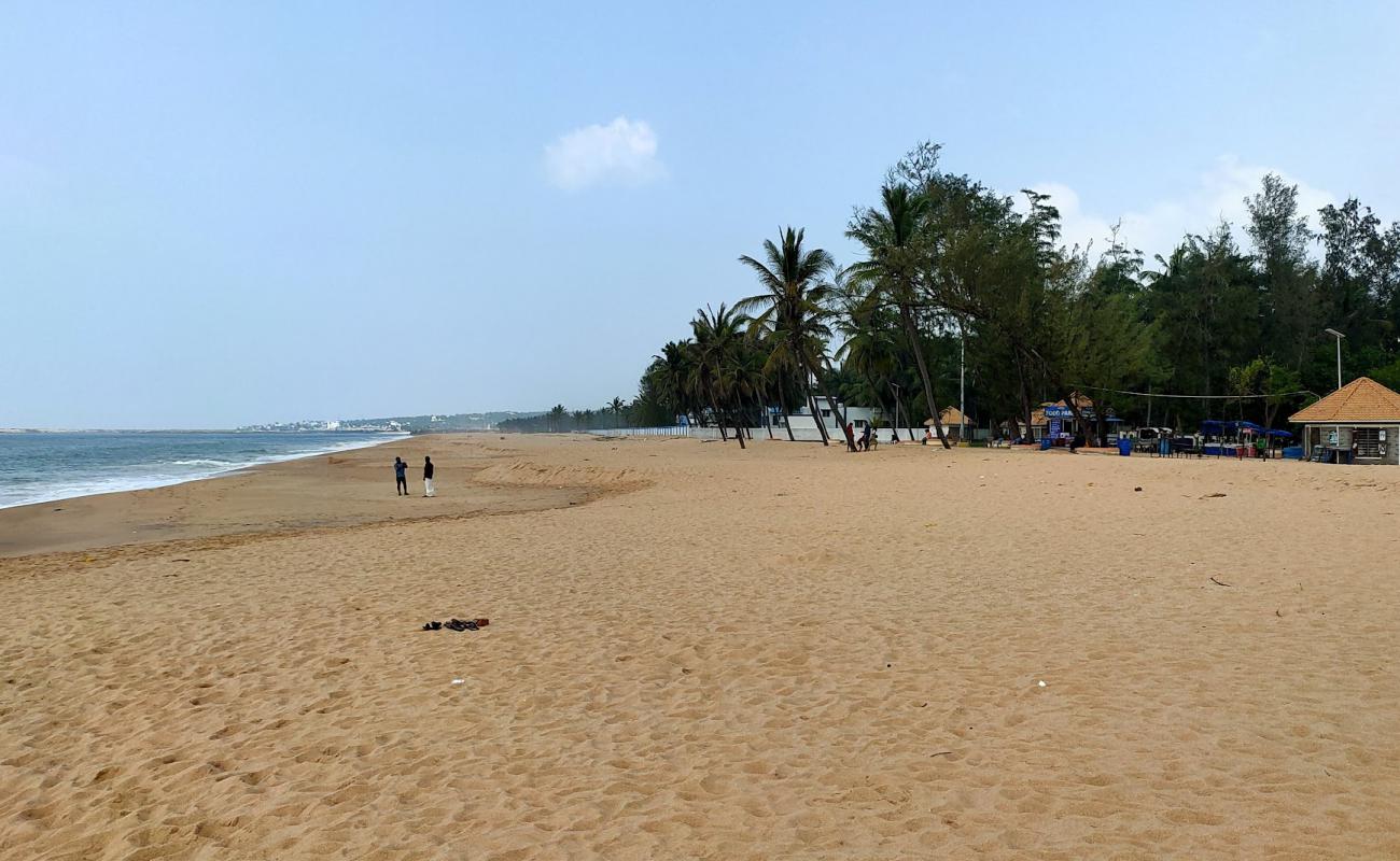 Foto de Paramanvilai Beach con brillante arena fina superficie