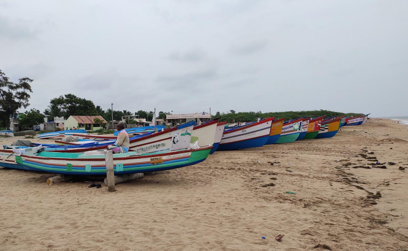 Foto de Kombuthurai Beach con arena brillante superficie