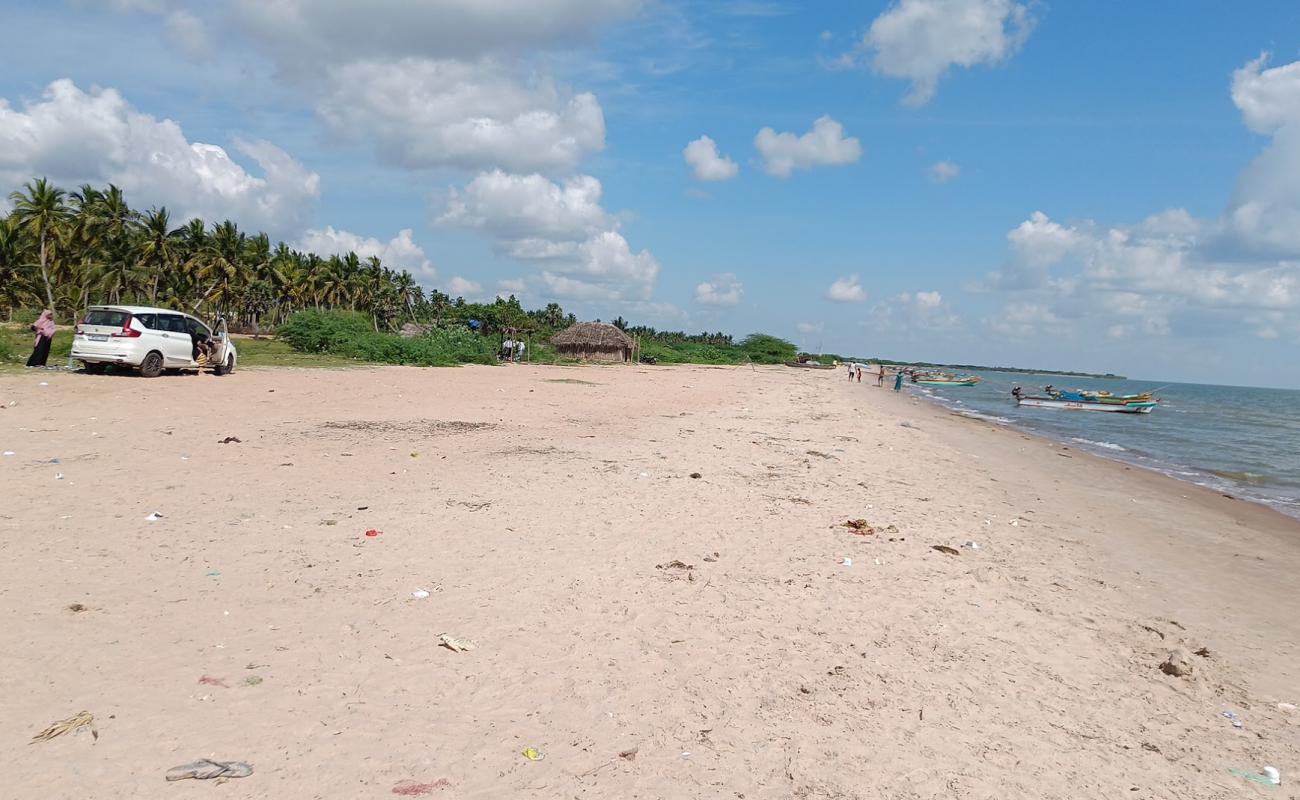 Foto de Pudupattinam Delta Beach con arena brillante superficie