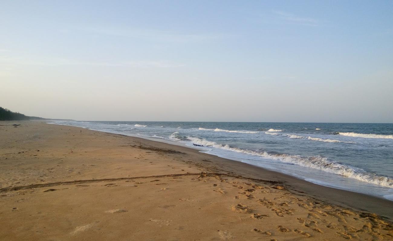 Foto de Koozhaiyar Beach con arena brillante superficie