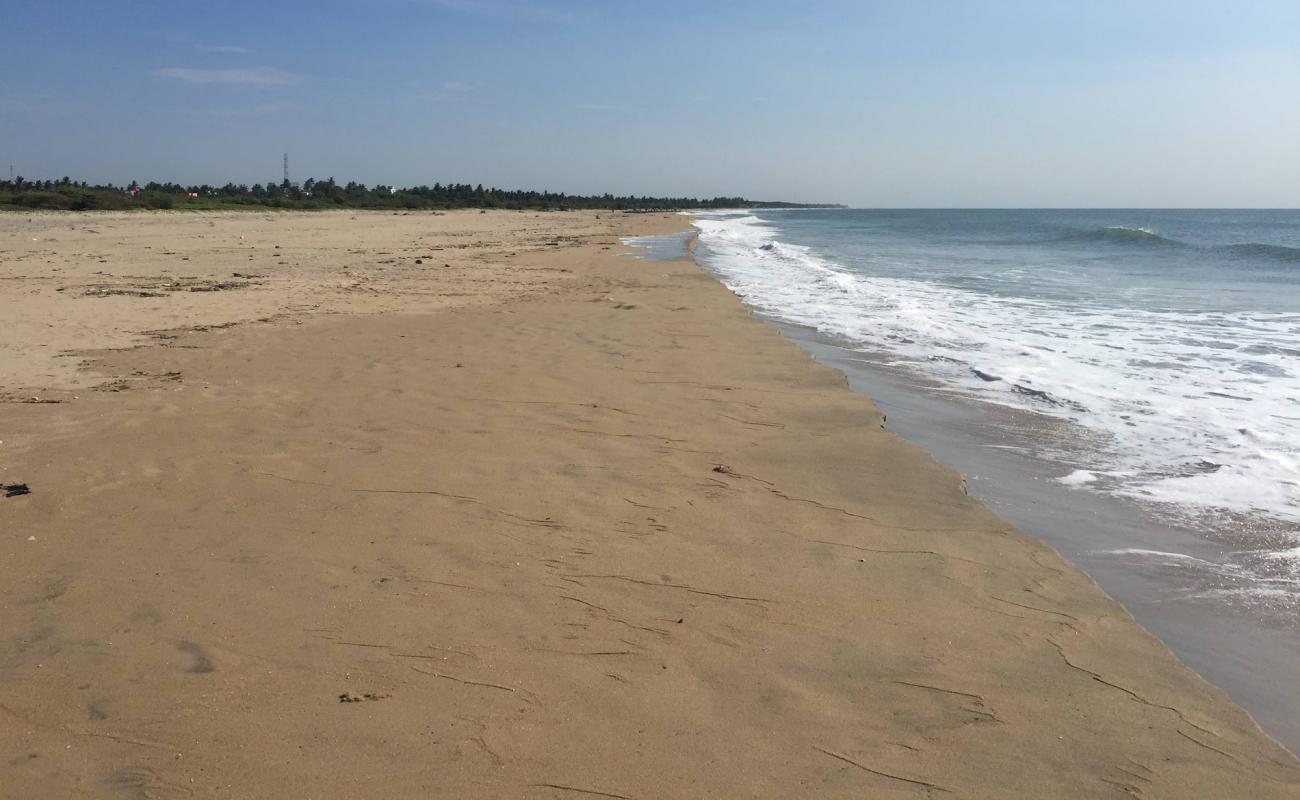 Foto de Singarathoppu Beach con arena brillante superficie