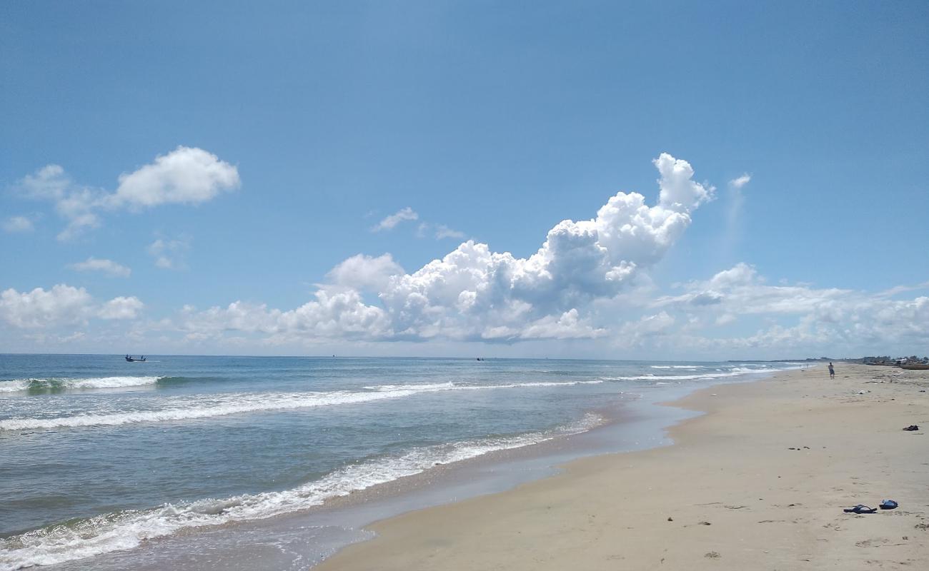 Foto de Nallavadu Beach con brillante arena fina superficie