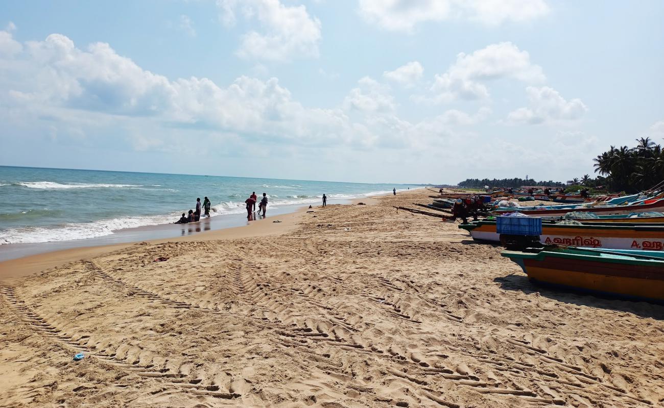 Foto de Pudukuppam Beach con brillante arena fina superficie