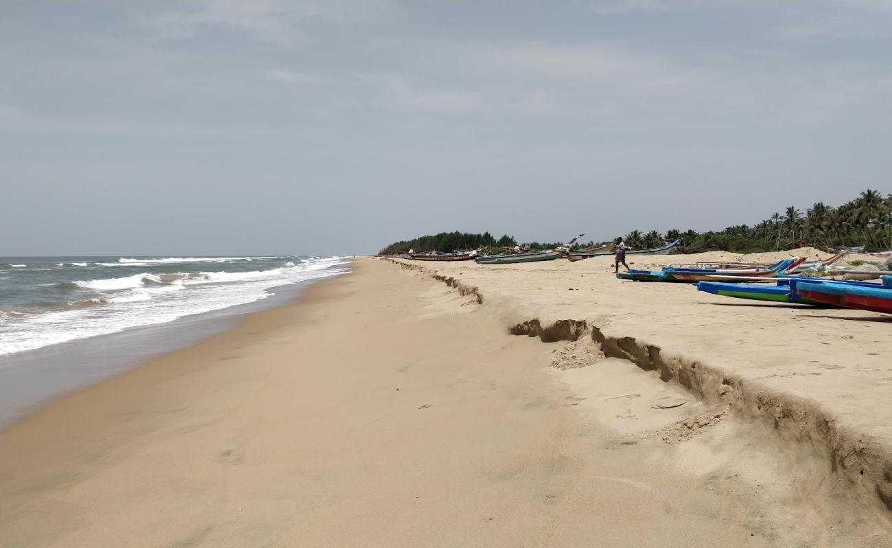 Foto de Veerampattinam Beach con arena brillante superficie