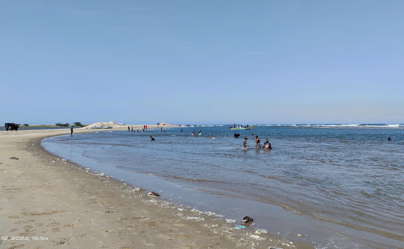 Foto de Alamparai Fort Beach con arena brillante superficie