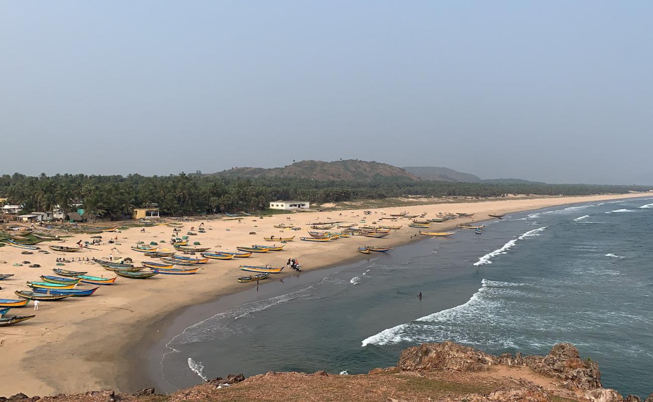 Foto de Revupolavaram Beach con arena brillante superficie