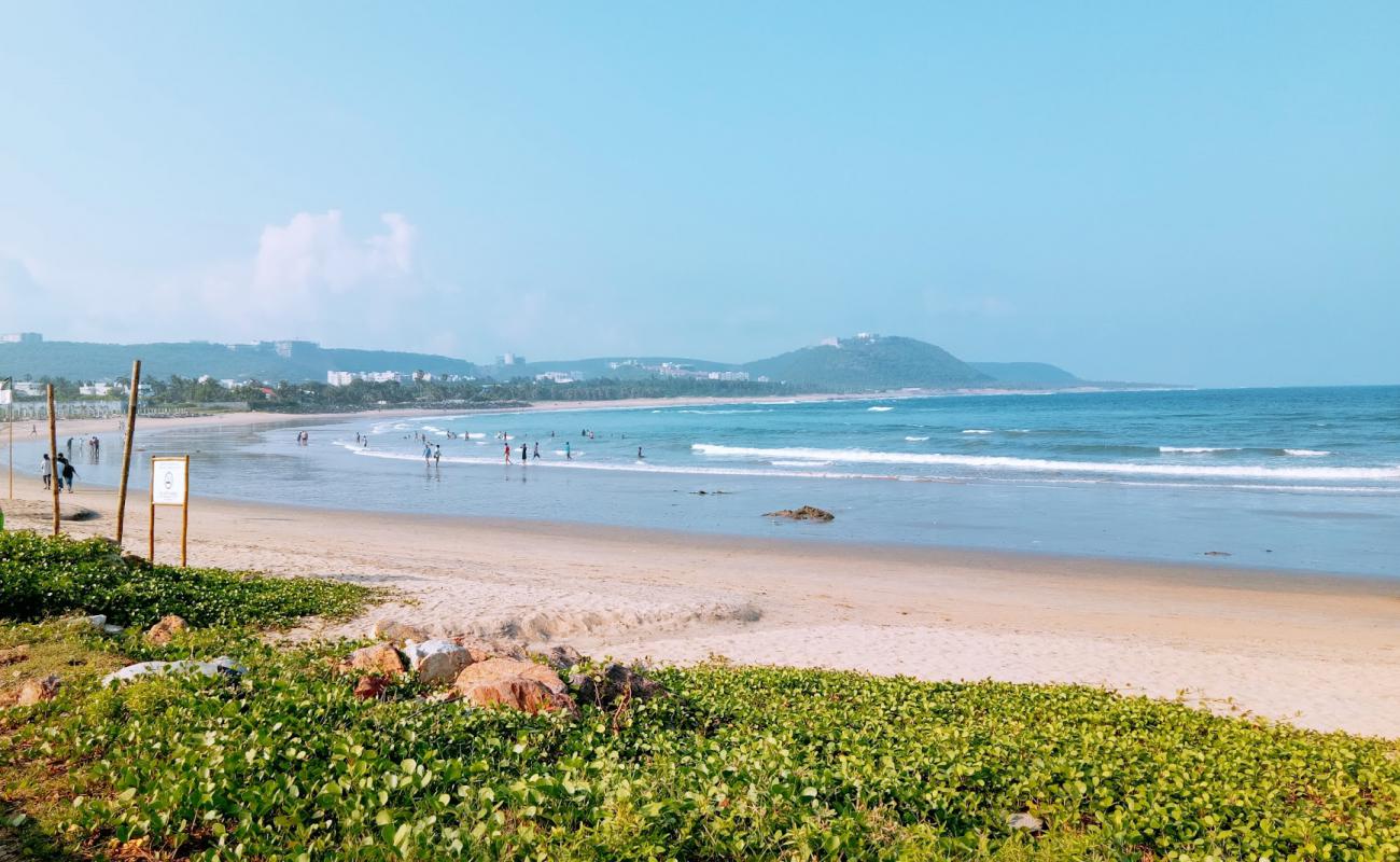 Foto de Pudimadaka Beach con arena brillante superficie