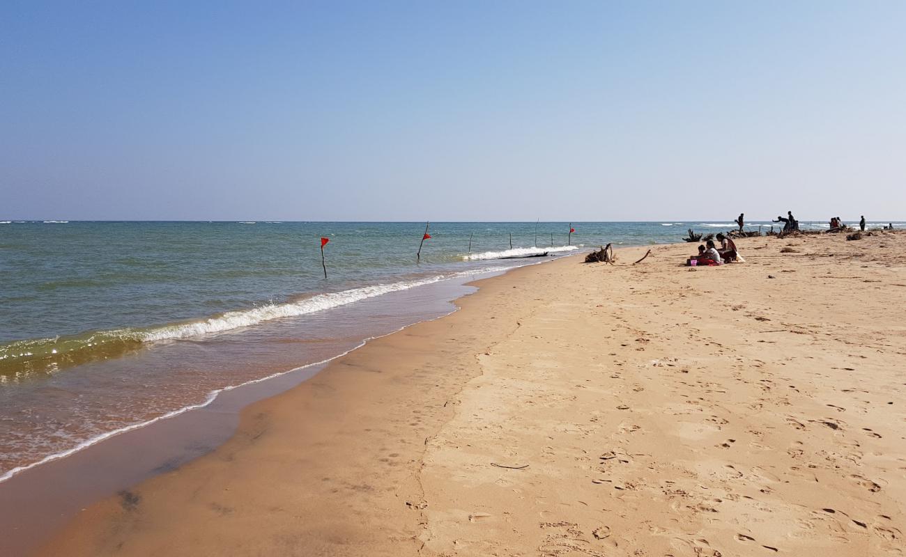 Foto de Port Kalingapatnam Beach con arena brillante superficie