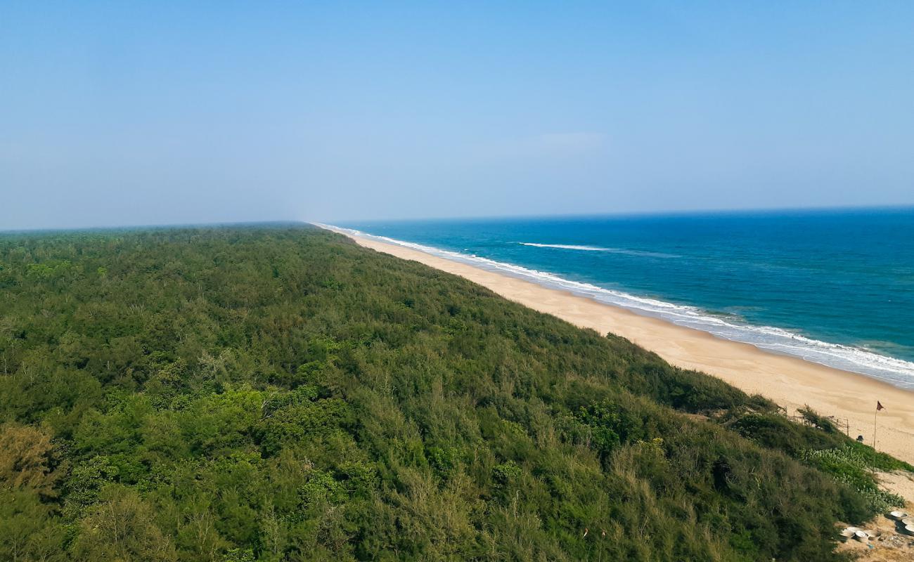 Foto de Aleswar Beach con brillante arena fina superficie