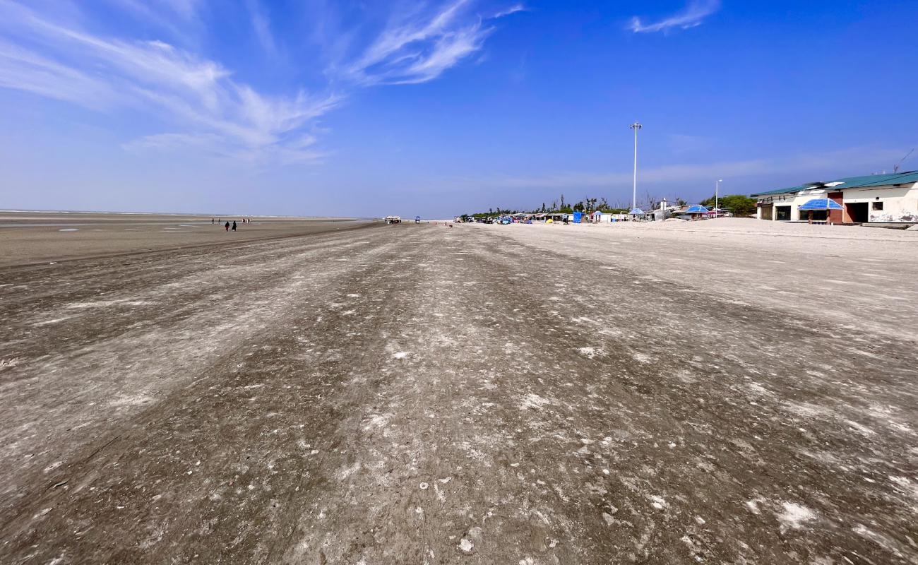 Foto de BakKhali Sea Beach con arena brillante superficie