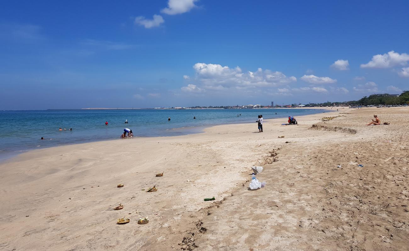 Foto de Playa de Jimbaran con brillante arena fina superficie