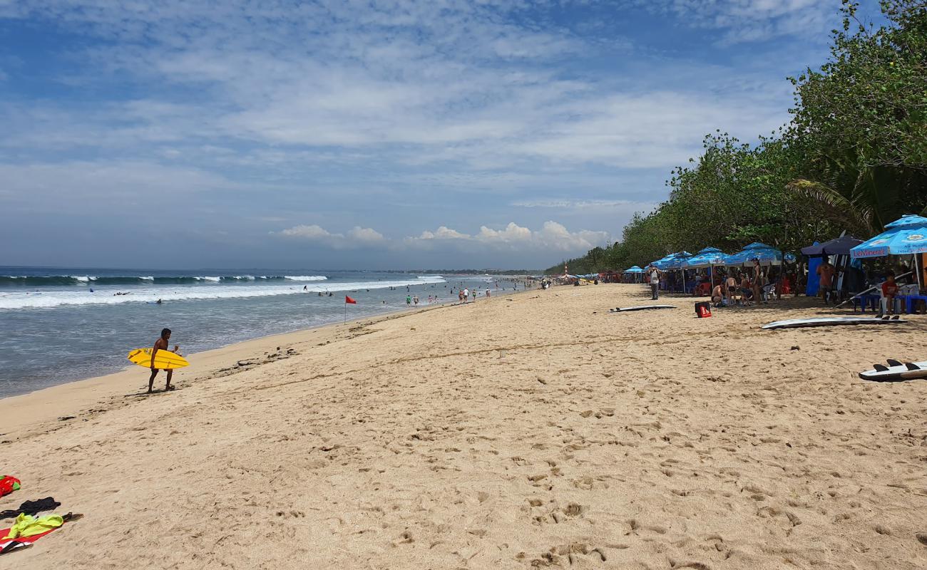 Foto de Playa de Kuta con brillante arena fina superficie