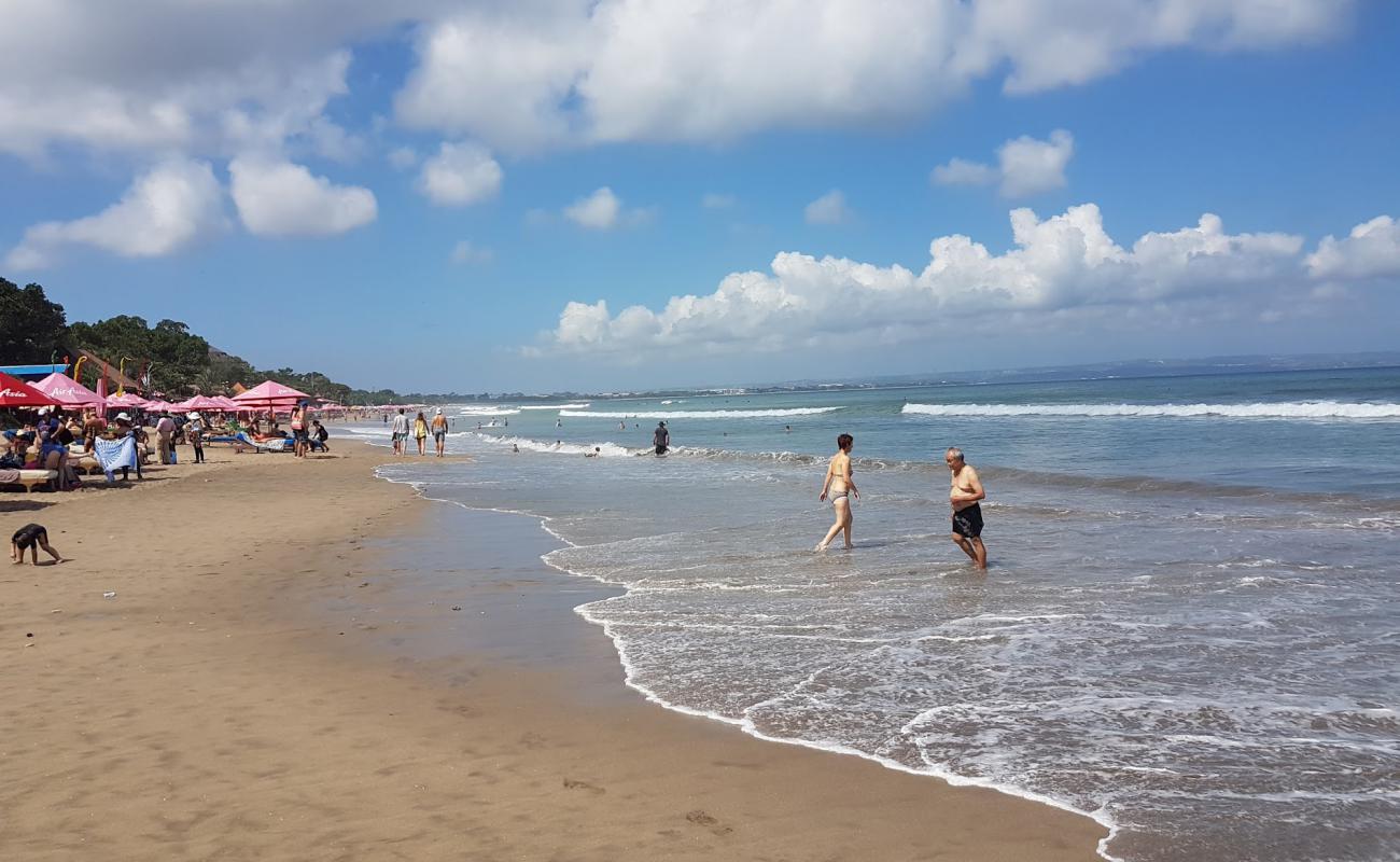 Foto de Playa de Seminyak con brillante arena fina superficie