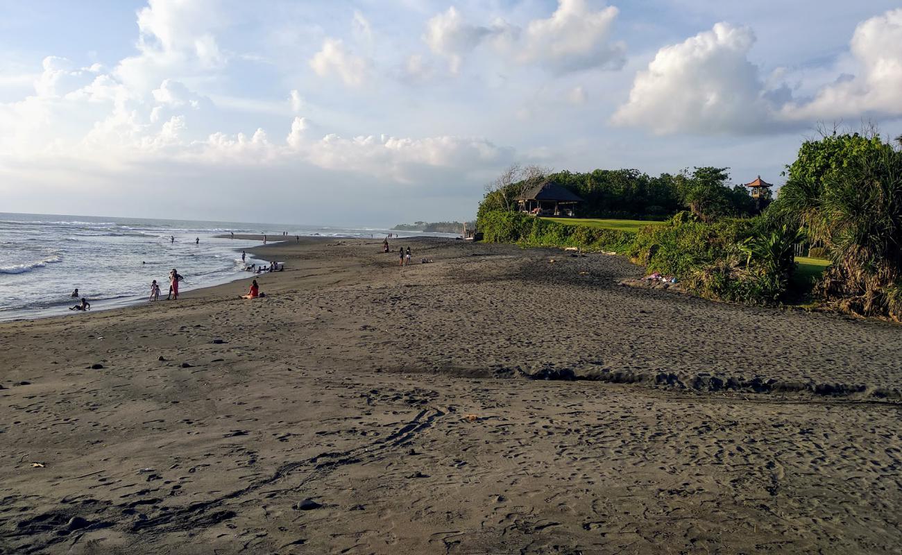 Foto de Mengening Beach con arena gris superficie