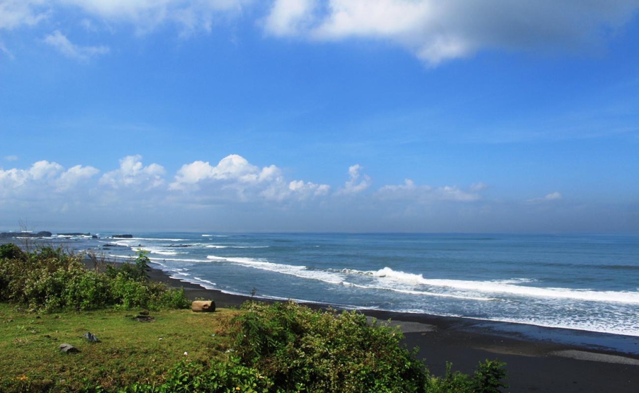 Foto de Nyanyi Beach con arena negra superficie