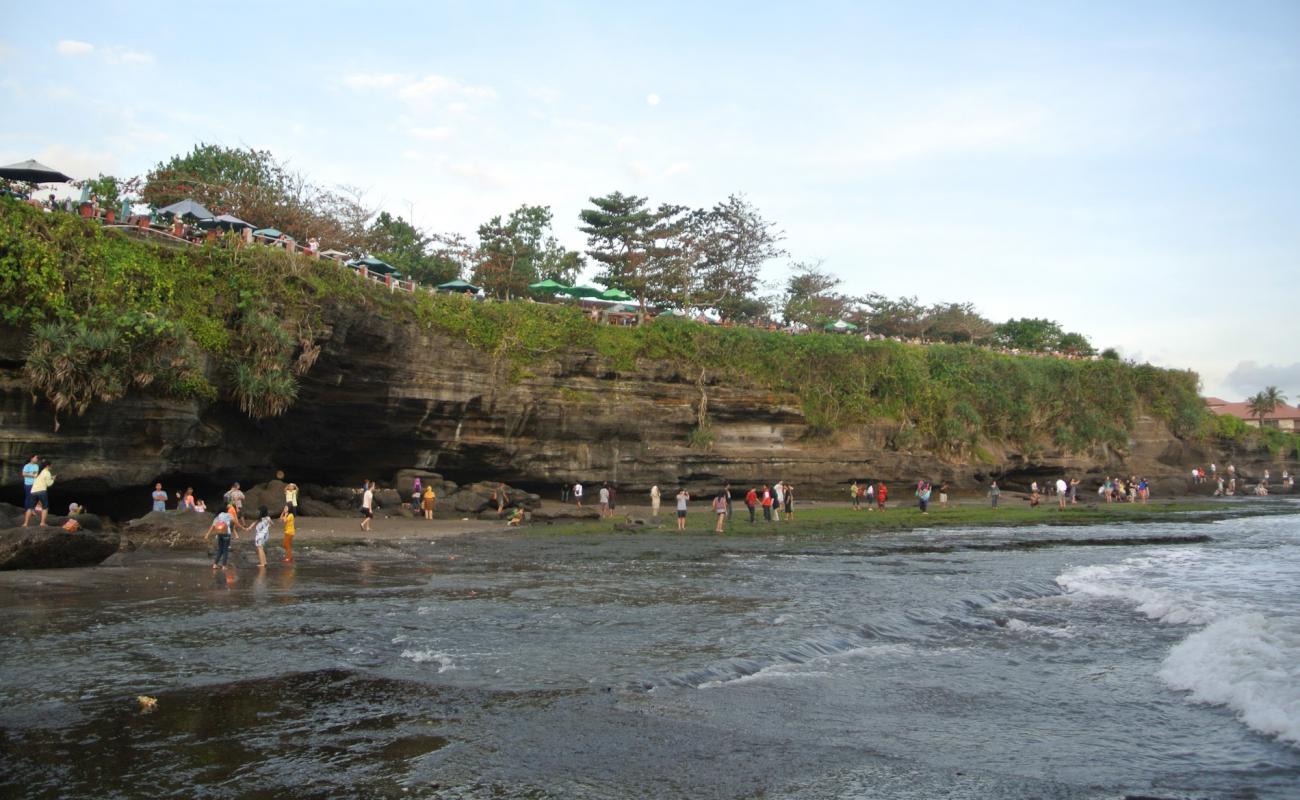 Foto de Tanah Lot Beach con arena/piedras blanca superficie