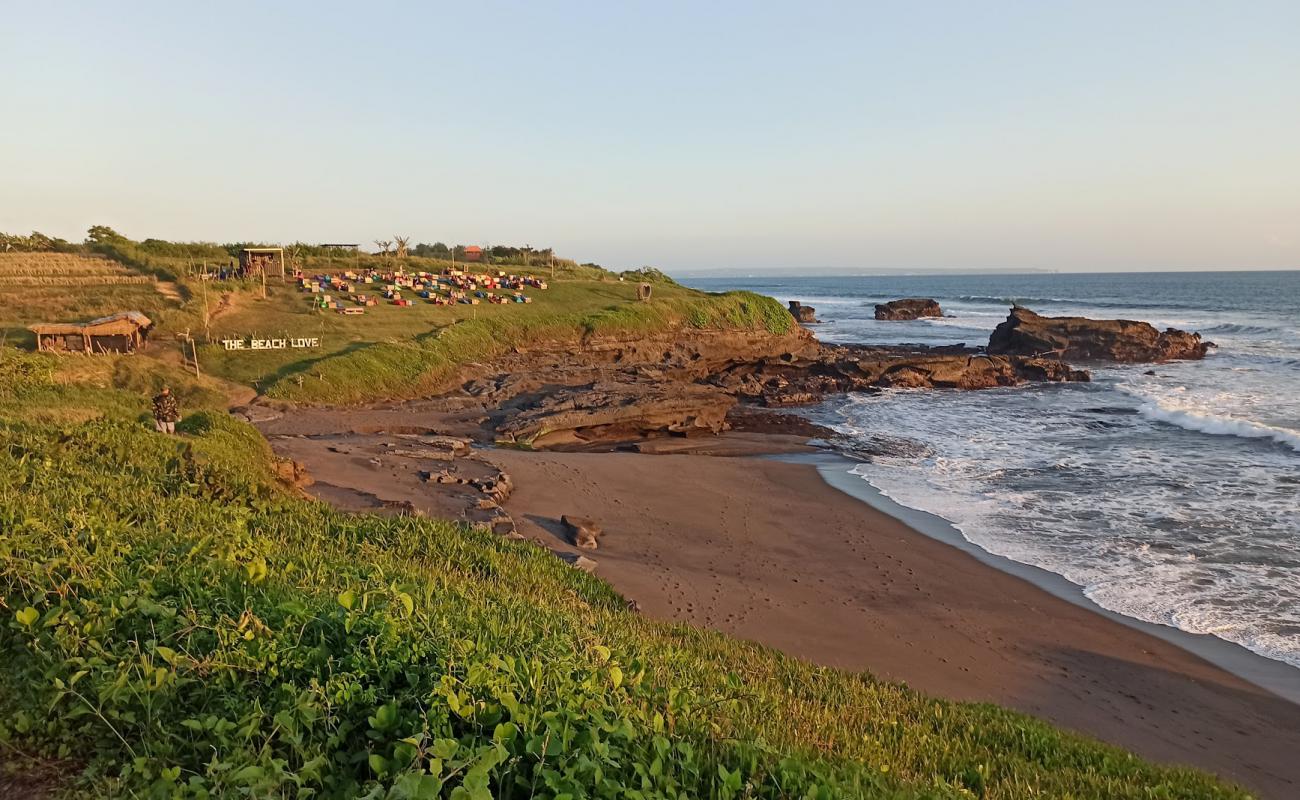 Foto de Panggungan Beach con arena negra superficie